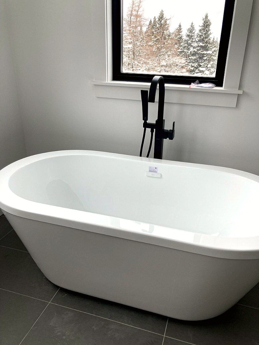 Freestanding tub faucet
