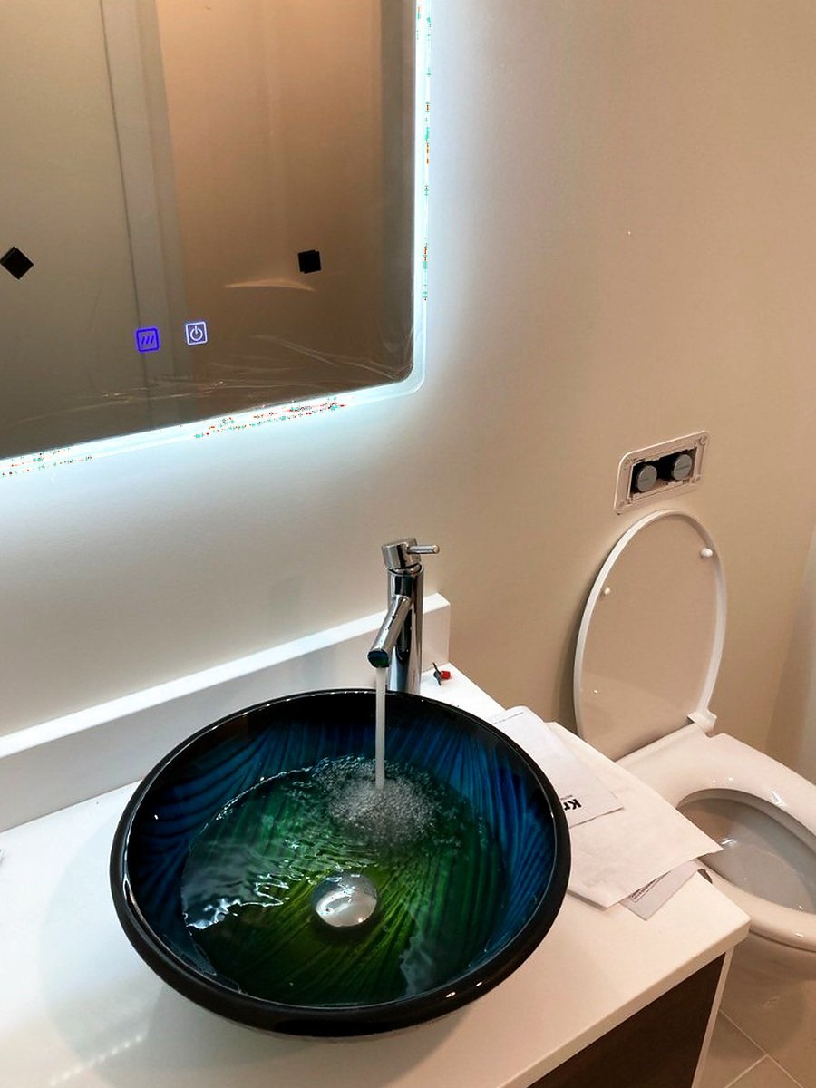 Glass vessel vanity