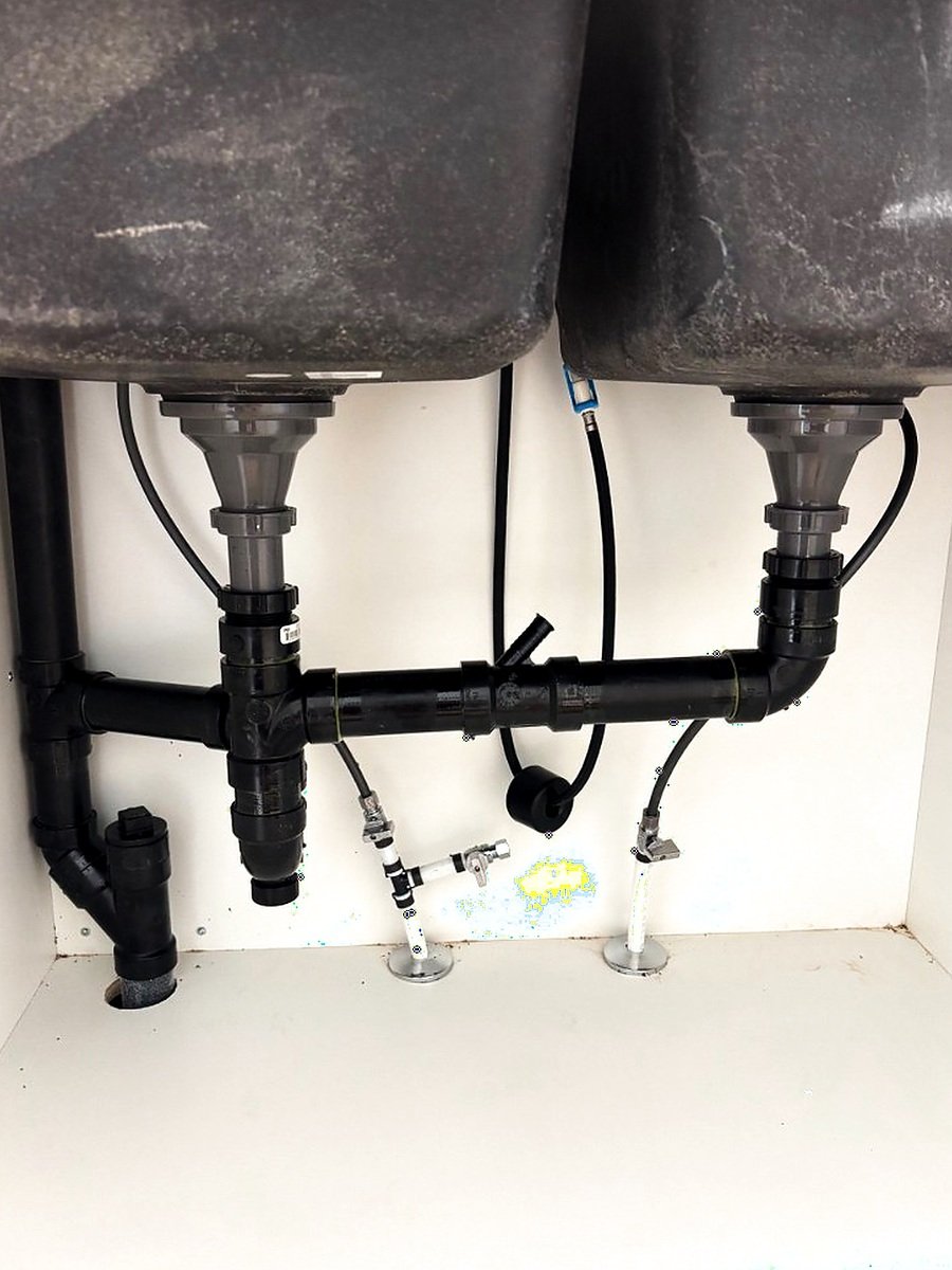 Island kitchen sink drainage